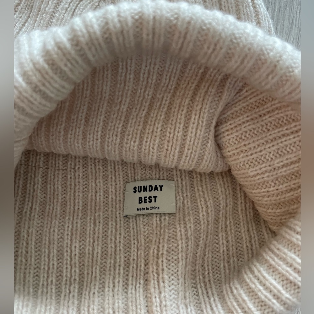 Aritzia Sunday Best Snowflake Beanie - Picture 3 of 5